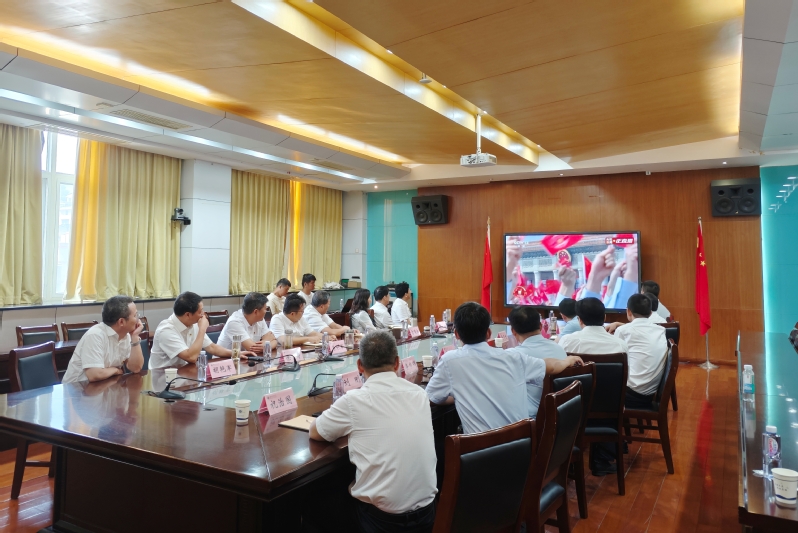 365上市公司官网师生共同观看纪念中国人民抗日战争暨世界反法西斯战争胜利80周年大会