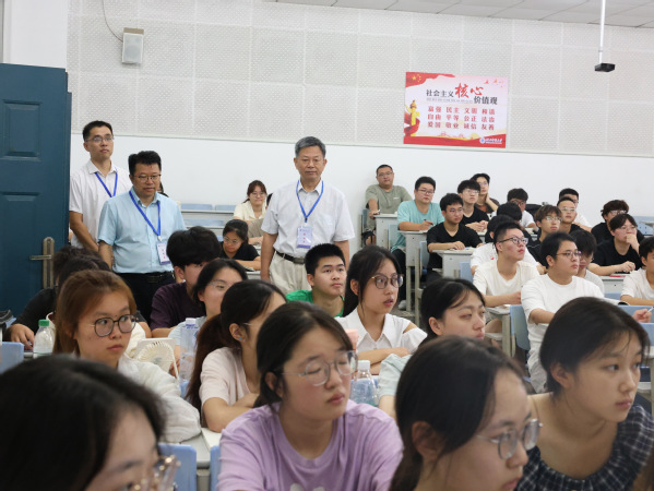 校领导深入教学一线巡视开学首日教学工作