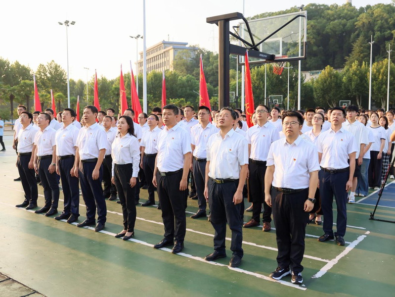 学校举行2025年秋季学期“开学第一课”升国旗仪式